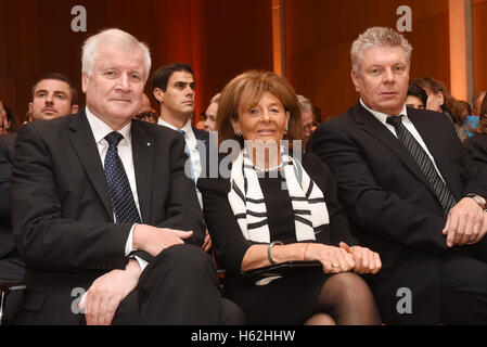 Munich, Allemagne. 23 Oct, 2016. Le premier ministre bavarois Horst Seehofer (L-R), le président de la communauté juive de Munich et de la Haute-Bavière Charlotte Knobloch et le maire de Munich Dieter Reiter s'asseoir pendant le service commémoratif pour le survivant de l'Holocauste Max Mannheimer à Munich, Allemagne, 23 octobre 2016. Mannheimer est décédé le 23 septembre 2016 à l'âge de 96 ans. Il a travaillé sans relâche toute sa vie pour informer la société sur les horreurs du national-socialisme et le souvenir des victimes de l'holocauste. Photo : Tobias Hase/dpa/Alamy Live News Banque D'Images