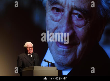 Munich, Allemagne. 23 Oct, 2016. L'ancien président du parti SPD Hans-Jochen VOGEL parle pendant le service commémoratif pour le survivant de l'Holocauste Max Mannheimer à Munich, Allemagne, 23 octobre 2016. Mannheimer est décédé le 23 septembre 2016 à l'âge de 96 ans. Il a travaillé sans relâche toute sa vie pour informer la société sur les horreurs du national-socialisme et le souvenir des victimes de l'holocauste. Photo : Tobias Hase/dpa/Alamy Live News Banque D'Images