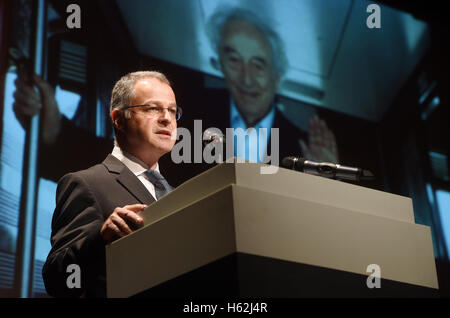 Munich, Allemagne. 23 Oct, 2016. Ernst Mannheimer, fils de Max Mannheimer, prend la parole lors du service commémoratif pour le survivant de l'Holocauste Max Mannheimer à Munich, Allemagne, 23 octobre 2016. Mannheimer est décédé le 23 septembre 2016 à l'âge de 96 ans. Il a travaillé sans relâche toute sa vie pour informer la société sur les horreurs du national-socialisme et le souvenir des victimes de l'holocauste. Photo : Tobias Hase/dpa/Alamy Live News Banque D'Images