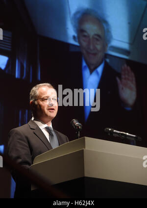 Munich, Allemagne. 23 Oct, 2016. Ernst Mannheimer, fils de Max Mannheimer, prend la parole lors du service commémoratif pour le survivant de l'Holocauste Max Mannheimer à Munich, Allemagne, 23 octobre 2016. Mannheimer est décédé le 23 septembre 2016 à l'âge de 96 ans. Il a travaillé sans relâche toute sa vie pour informer la société sur les horreurs du national-socialisme et le souvenir des victimes de l'holocauste. Photo : Tobias Hase/dpa/Alamy Live News Banque D'Images