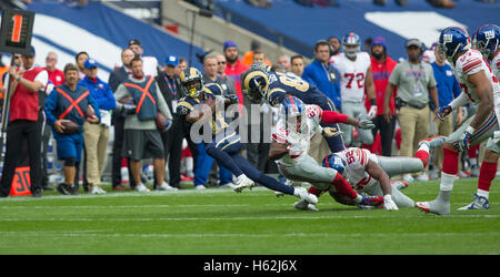 Twickenham, London, UK. 23 Oct, 2016. NFL International Series. Les Giants de New York contre la béliers. Los Angeles Rams/Punt Kick Returner Tavon Austin fait un extérieur de courir avec la balle de gauche New York Giants Eli évoluait Apple dans le premier trimestre. Credit : Action Plus Sport/Alamy Live News Banque D'Images