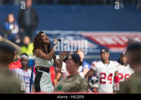 Twickenham, London, UK. 23 Oct, 2016. NFL International Series. Les Giants de New York contre la béliers. Nicole Scherzinger chante l'hymne américain. Credit : Action Plus Sport/Alamy Live News Banque D'Images