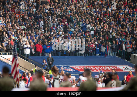 Twickenham, London, UK. 23 Oct, 2016. NFL International Series. Les Giants de New York contre la béliers. Fans défendent les hymnes nationaux. Credit : Action Plus Sport/Alamy Live News Banque D'Images