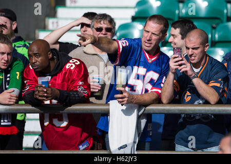 Twickenham, London, UK. 23 Oct, 2016. NFL International Series. Les Giants de New York contre la béliers. Fans regarder le réchauffer. Credit : Action Plus Sport/Alamy Live News Banque D'Images