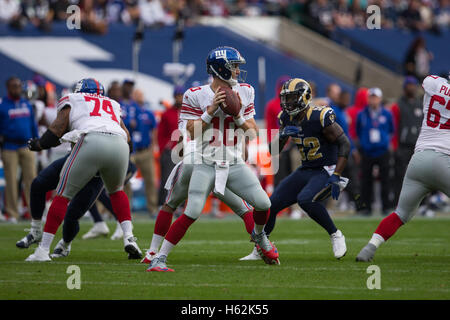 Twickenham, London, UK. 23 Oct, 2016. NFL International Series. Les Giants de New York contre la béliers. New York Giants quarterback Eli Manning et les Giants de New York offensive ligne Ereck Fleurs. Credit : Action Plus Sport/Alamy Live News Banque D'Images