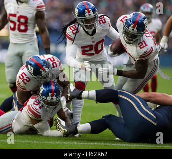 Twickenham, London, UK. 23 Oct, 2016. NFL International Series. Les Giants de New York contre la béliers. Les Giants de New York Strong Safety Landon Collins faire son chemin à travers la défense des géants de marquer un touché en but au deuxième trimestre. Credit : Action Plus Sport/Alamy Live News Banque D'Images