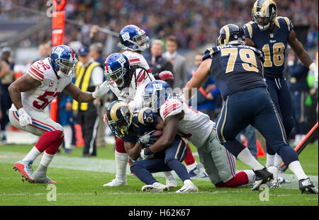 Twickenham, London, UK. 23 Oct, 2016. NFL International Series. Les Giants de New York contre la béliers. Los Angeles Rams/Punt Kick Returner Tavon Austin est présenté par les Giants de New York Strong Safety Landon Collins au cours du deuxième trimestre. Credit : Action Plus Sport/Alamy Live News Banque D'Images