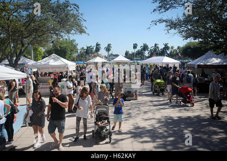 En Floride, aux États-Unis. 22 octobre, 2016. Le West Palm Beach GreenMarket Saturday, October 22, 2016. © Bruce R. Bennett/Le Palm Beach Post/ZUMA/Alamy Fil Live News Banque D'Images