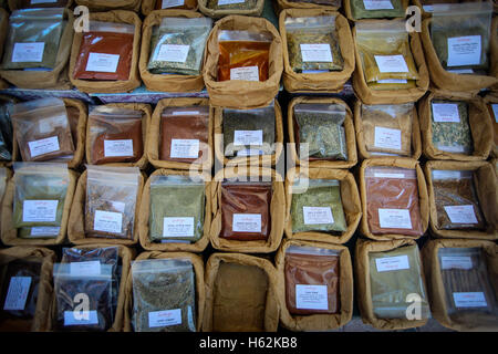 En Floride, aux États-Unis. 22 octobre, 2016. Sur le stand des épices Hadaya au West Palm Beach GreenMarket Saturday, October 22, 2016. © Bruce R. Bennett/Le Palm Beach Post/ZUMA/Alamy Fil Live News Banque D'Images