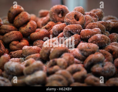 En Floride, aux États-Unis. 22 octobre, 2016. Cidre frais Doghnuts au West Palm Beach GreenMarket Saturday, October 22, 2016. © Bruce R. Bennett/Le Palm Beach Post/ZUMA/Alamy Fil Live News Banque D'Images