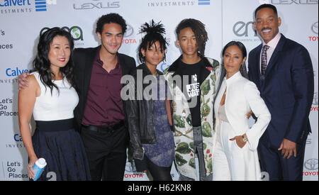 Burbank, CA, USA. 22 octobre, 2016. 22 octobre 2016 - Burbank, Californie. Trey Smith, Willow Smith, Jaden Smith, Jada Pinkett-Smith, Will Smith. 26e rapport annuel sur l'environnement des associations de médias bourses détenues à Warner Bros Studios. Crédit photo : Birdie Thompson/AdMedia © Birdie Thompson/AdMedia/ZUMA/Alamy Fil Live News Banque D'Images