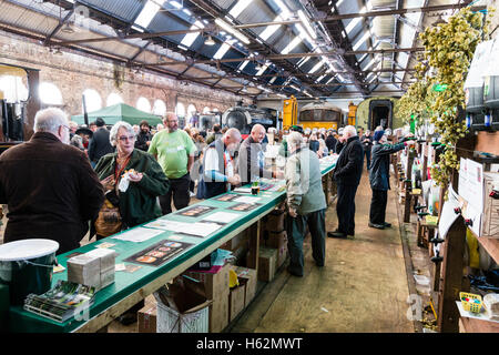 CAMRA beer festival dans le vieux hangar à locomotives Tunbridge Wells, Royaume-Uni. La sélection de personnes de diverses bières, fûts, barils de bière derrière un long comptoir. Banque D'Images