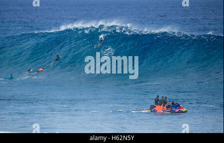 El Fronton, Gran Canaria, Îles Canaries, Espagne. 22 octobre, 2016. Les concurrents de partir plus de vague énorme avec sauvetage jet ski à proximité en le dernier événement de l'ACNB monde bodyboard 2016 world tour à El fronton sur la côte nord sauvage de Gran Canaria. Credit : Alan Dawson News/Alamy Live News Banque D'Images