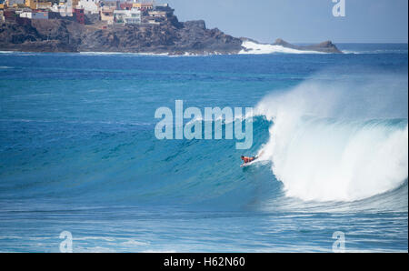 El Fronton, Gran Canaria, Îles Canaries, Espagne. 22 octobre, 2016. Équitation concurrents énormes vagues lors du dernier événement de l'ACNB monde bodyboard 2016 world tour à El fronton sur la côte nord sauvage de Gran Canaria. Credit : Alan Dawson News/Alamy Live News Banque D'Images