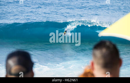 El Fronton, Gran Canaria, Îles Canaries, Espagne. 22 octobre, 2016. Spectateurs regarder à partir de la falaise comme un coureur monte une énorme vague lors de la dernière manifestation de l'ACNB monde bodyboard 2016 world tour à El fronton sur la côte nord sauvage de Gran Canaria. Credit : Alan Dawson News/Alamy Live News Banque D'Images