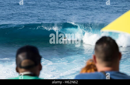 El Fronton, Gran Canaria, Îles Canaries, Espagne. 22 octobre, 2016. Spectateurs regarder à partir de la falaise comme un concurrent se dégage de ce tube d'une vague énorme lors du dernier événement de l'ACNB monde bodyboard 2016 world tour à El fronton sur la côte nord sauvage de Gran Canaria. Credit : Alan Dawson News/Alamy Live News Banque D'Images