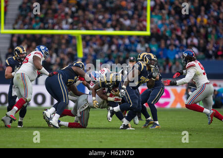 Twickenham, London, UK. 23 Oct, 2016. NFL International Series. Les Giants de New York contre la béliers. Los Angeles Rams running back Todd Gurley avec la balle. Credit : Action Plus Sport/Alamy Live News Banque D'Images