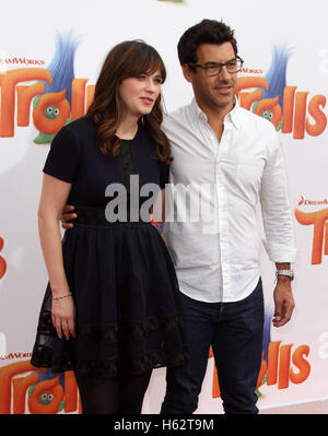 Los Angeles, CA, USA. 23 Oct, 2016. 23 octobre 2016 - Los Angeles, Californie - Zooey Deschanel avec mari Jacob Pechenik. Trolls Los Angeles Premiere tenue au Regency Village Theatre de Los Angeles. Photo Credit : Crédit : AdMedia AdMedia/ZUMA/Alamy Fil Live News Banque D'Images