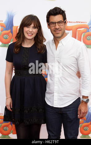 Los Angeles, CA, USA. 23 Oct, 2016. 23 octobre 2016 - Los Angeles, Californie - Zooey Deschanel avec mari Jacob Pechenik. Trolls Los Angeles Premiere tenue au Regency Village Theatre de Los Angeles. Photo Credit : Crédit : AdMedia AdMedia/ZUMA/Alamy Fil Live News Banque D'Images