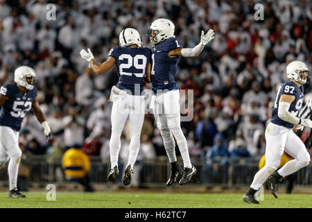 University Park, Pennsylvania, USA. 21 Oct, 2016. 22 octobre 2016 : PPenn State Nittany Lions John évoluait Reid (29) et Penn State Nittany Lions Christian évoluait Campbell (1) célébrer après avoir fait un arrêt au cours de NCAA football action de jeu entre l'Ohio State Buckeyes et la Penn State Nittany Lions au stade Beaver, University Park, PA. Photo par Adam Lacy/Zuma Wire © Adam Lacy/ZUMA/Alamy Fil Live News Banque D'Images