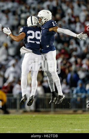 21 octobre 2016 - University Park, Pennsylvania, USA - Octobre 22nd, 2016 : PPenn State Nittany Lions John évoluait Reid (29) et Penn State Nittany Lions Christian évoluait Campbell (1) célébrer après avoir fait un arrêt au cours de NCAA football action de jeu entre l'Ohio State Buckeyes et la Penn State Nittany Lions au stade Beaver, University Park, PA. Photo par Adam Lacy/Zuma sur le fil (crédit Image : © Adam Lacy via Zuma sur le fil) Banque D'Images