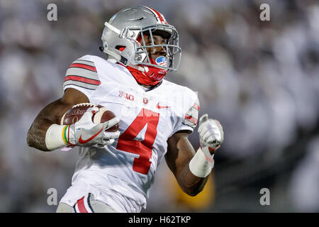 University Park, Pennsylvania, USA. 21 Oct, 2016. 22 octobre 2016 : Ohio State Buckeyes Samuel Curtis running back (4) exécute la balle au cours de NCAA football action de jeu entre l'Ohio State Buckeyes et la Penn State Nittany Lions au stade Beaver, University Park, PA. Photo par Adam Lacy/Zuma Wire © Adam Lacy/ZUMA/Alamy Fil Live News Banque D'Images