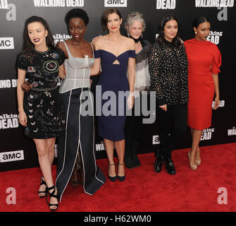 Hollywood, CA, USA. 23 Oct, 2016. 23 octobre 2016 - Hollywood, Californie. Danai Gurira, Christian Serratos, Lauren Cohan, Melissa McBride, Alanna Masterson, Sonequa Martin-Green. AMC présente Live, 90 minutes édition spéciale de ''Talking Dead'' qui s'est tenue au Hollywood Forever Cemetery . Crédit photo : Birdie Thompson/AdMedia Crédit : Birdie Thompson/AdMedia/ZUMA/Alamy Fil Live News Banque D'Images