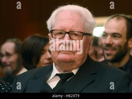 Munich, Allemagne. 23 Oct, 2016. Ancien président du parti SPD Hans-Jochen VOGEL, photographiés à l'Holocauste pour service funéraire témoin contemporain Mannheimer à Munich, Allemagne, 23 octobre 2016. Mannheimer est décédé le 23 septembre âgés de 96 ans. Depuis les années 1980, il a travaillé en tant que témoins d'époque pour la mémoire des victimes du national-socialisme. PHOTO : TOBIAS HASE/dpa/Alamy Live News Banque D'Images