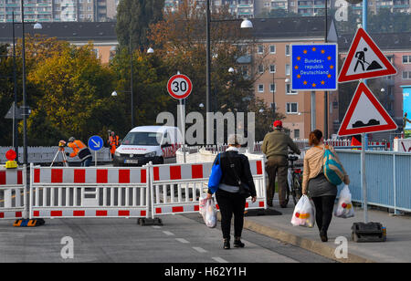 Francfort, Allemagne. 24 Oct, 2016. Les gens en passant devant le site de construction sur le pont de passage des frontières de la ville polonaise de Slubice vers Francfort/Oder, Allemagne, 24 octobre 2016. La ville pont est fermé à la circulation jusqu'au 7 novembre, à partir d'aujourd'hui. Les cyclistes et les piétons peuvent encore traverser le pont sur la rivière Oder. PHOTO : PATRICK PLEUL/dpa dpa : Crédit photo alliance/Alamy Live News Banque D'Images