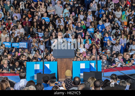 Las Vegas, USA. 23 Oct, 2016. Le sénateur Harry Reid s'adresse à la foule lors de la manifestation le vote anticipé avec le président Obama le 23 octobre 2016 à Cheyenne High School à North Las Vegas, NV. Crédit : l'accès Photo/Alamy Live News Banque D'Images