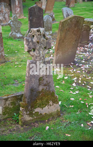 Les pierres tombales sur le cimetière abandonné Banque D'Images