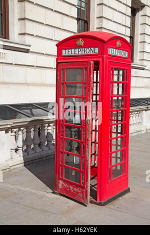 Cabine téléphonique rouge célèbre à Londres, Royaume-Uni Banque D'Images