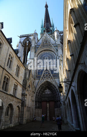 Portail des bibliothèques sur la cathédrale de Notre dame de Rouen à partir de la rue saint-romain, Rouen, haute Normandie, Normandie, France Banque D'Images