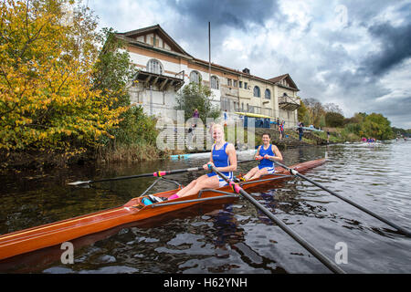 Polly rameur sur Swan River Clyde avec West Boathouse et Gorbals en arrière-plan Banque D'Images