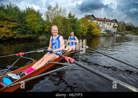 Polly rameur sur Swan River Clyde avec West Boathouse et Gorbals en arrière-plan Banque D'Images