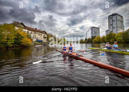 La rameuse Polly Swann sur la rivière Clyde à l'ouest d'un hangar à bateaux et Gorbals en arrière-plan Banque D'Images