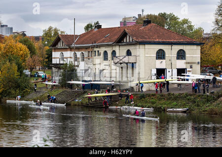 Les rameurs sur la rivière Clyde à l'ouest d'un hangar à bateaux et Gorbals en arrière-plan Banque D'Images