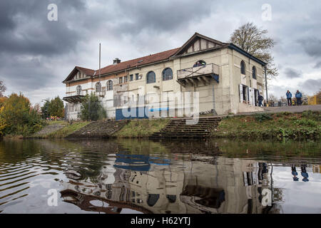 Les rameurs sur la rivière Clyde à l'ouest d'un hangar à bateaux et Gorbals en arrière-plan Banque D'Images