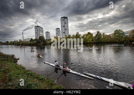 Les rameurs sur la rivière Clyde à l'ouest d'un hangar à bateaux et Gorbals en arrière-plan Banque D'Images