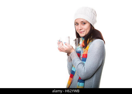 Girl bénéficie d'sa tasse de thé sur fond blanc Banque D'Images