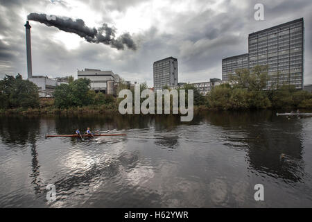 Les rameurs sur la rivière Clyde à l'ouest d'un hangar à bateaux et Gorbals en arrière-plan Banque D'Images