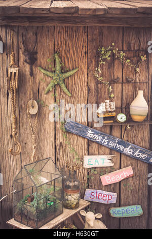 Vintage Voyage still life sur la vieille clôture en bois avec corde, étoiles, boussole, panneaux en bois et bouteille Banque D'Images