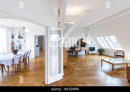 Belle maison intérieur - salon et coin repas en appartement au dernier étage Banque D'Images