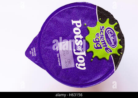 Pot de Cadbury screme de pots d'oeufs vert joie goooo pour Halloween isolé sur fond blanc Banque D'Images