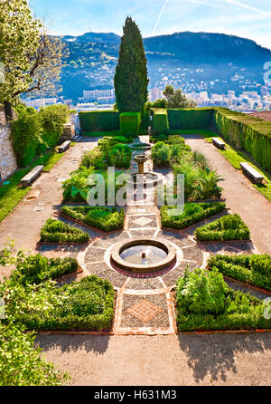 Le jardin avec des fontaines appartient au monastère franciscain et à l'exception de l'aménagement paysager parfaitement plates-bandes Banque D'Images
