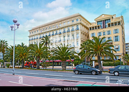 Promenade des Anglais est une promenade agréable le long de la Baie des Anges et des hôtels de luxe, Nice, France Banque D'Images