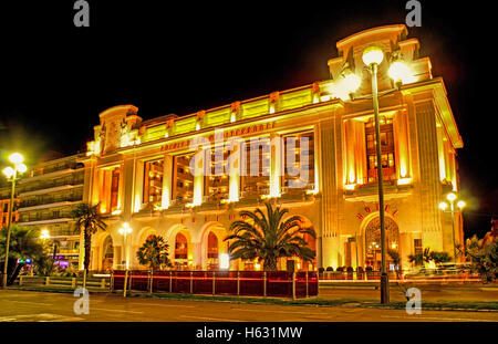 L'illumination lumineuse du soir du Casino Palais de la Méditerranée, situé le long de la Promenade des Anglais, Nice, France Banque D'Images