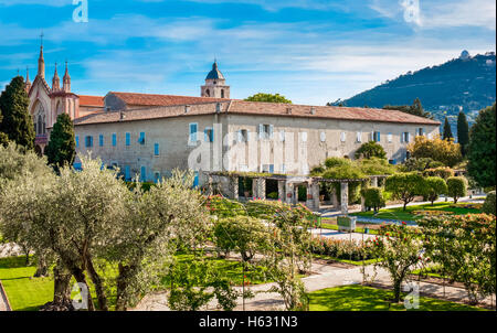 Monastère Notre Dame de Cimiez est entouré de grand jardin avec de vieux oliviers et de la variété de rosiers, Nice, France. Banque D'Images