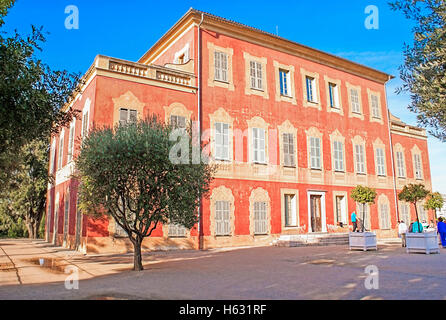 La façade ocre du Musée Matisse, situé dans la Villa des Arenes dans le quartier de Cimiez, Avenue des Arenes de Cimiez, Nice, France Banque D'Images