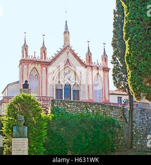 L'église de l'Assomption de la monastère Notre Dame de Cimiez est entourée par un jardin ombragé Banque D'Images